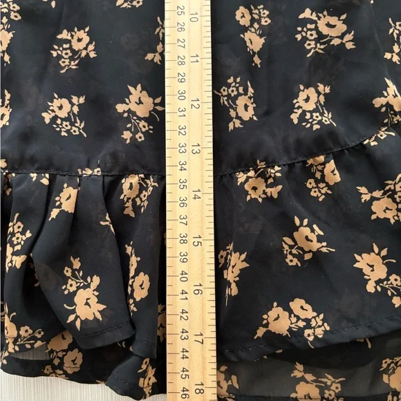 Hollister Mini Wrap Skirt Black and Cream Floral Pattern High Waist SZ L - Picture 8 of 13